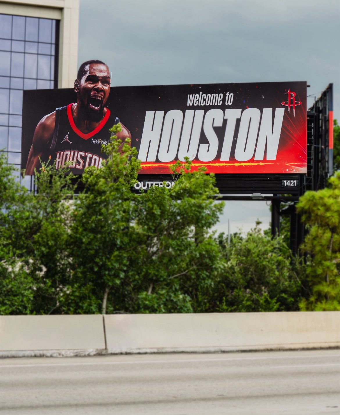 火箭在休斯顿当地竖起巨幅广告牌欢迎杜兰特的加盟