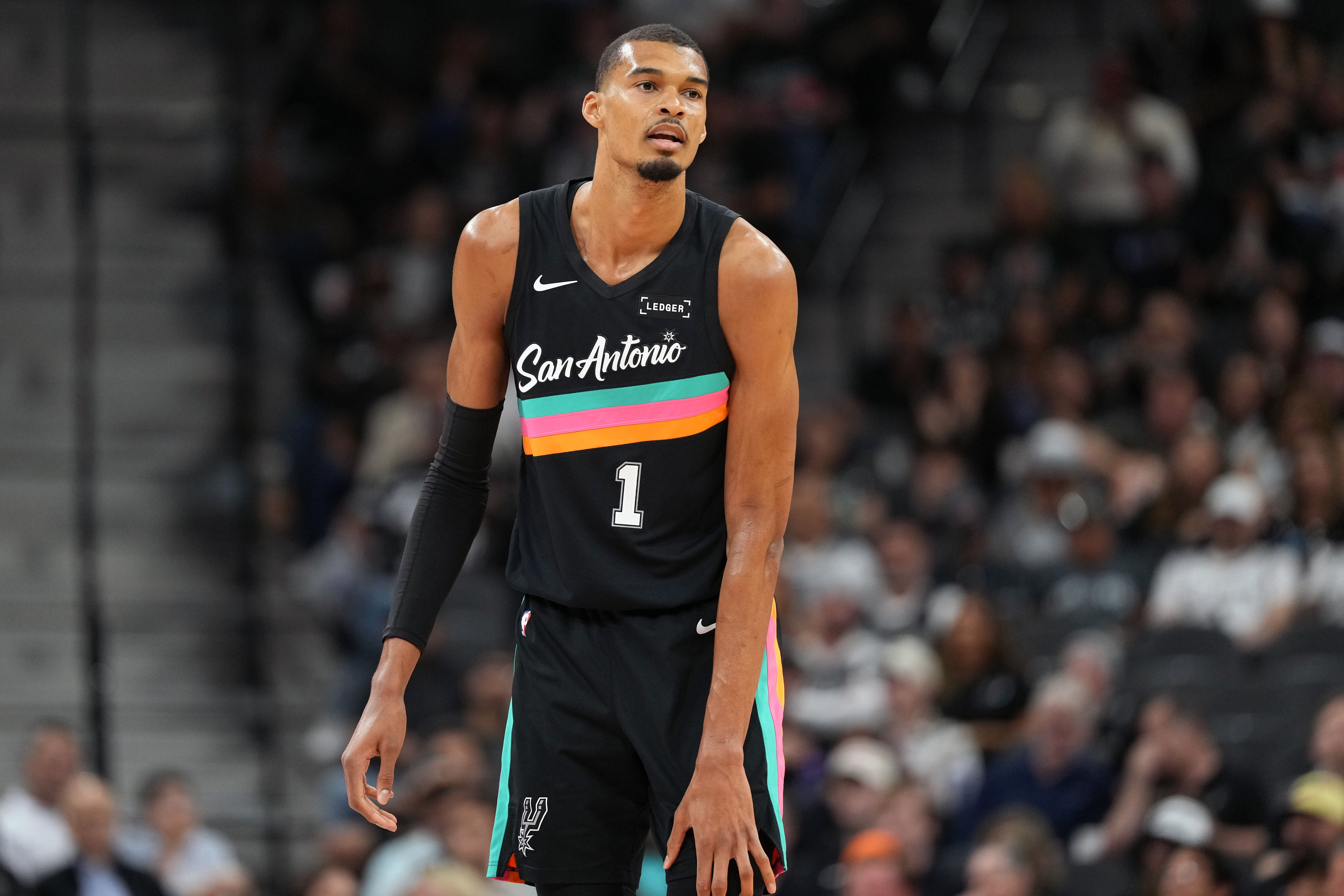 开云中国-历史首人！文班本赛季场均出场时间少于30分钟砍下25+10